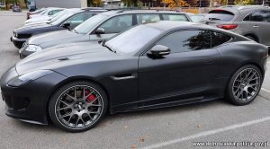 Zdjęcie odzyskanego samochodu Jaguar F-Type.