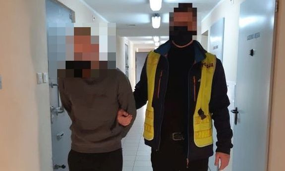 policjant z zatrzymanym mężczyzną