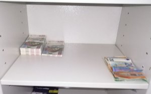 Wnętrze sejfu z plikiem banknotów 500 zł