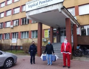 Mikołaj wraz z policjantką i ordynatorem przed Szpitalem Powiatowym w Kozienicach&quot;&gt;