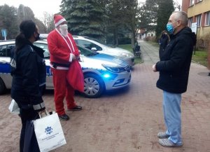 &quot;Mikołaj wraz z policjantką i ordynatorem obok policyjnego radiowozu przed Szpitalem Powiatowym w Kozienicach&quot;&gt;