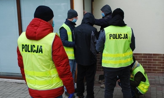 policjanci wraz z zatrzymanym mężczyzną