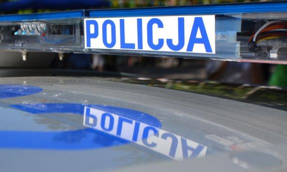 napis policja na radiowozie policyjnym