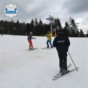 policjant w trakcie patrolu narciarskiego