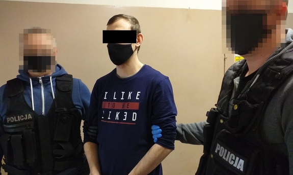 dwaj policjanci z zatrzymanym mężczyzną