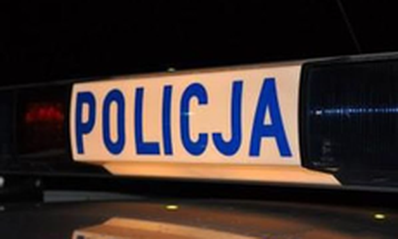 napis policja na radiowozie policyjnym