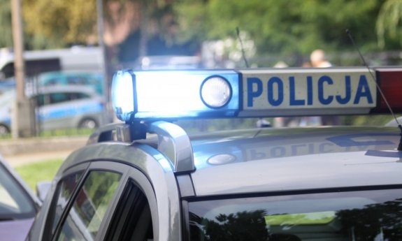 napis policja na radiowozie policyjnym