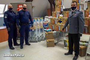 policjanci i zebrane przedmioty&quot;&gt;