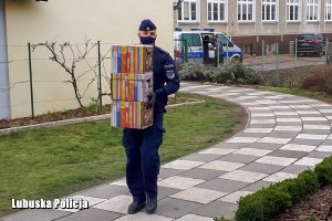 policjant niesie zebrane przedmioty&quot;&gt;