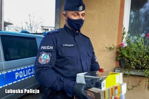 policjant niesie zebrane przedmioty