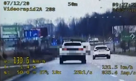 Fragment z wideorejestartora, na którym widać jak samochód porusza się z prędkością 130 km/h