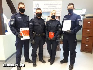 policjantka i trzej policjanci z certyfikatem