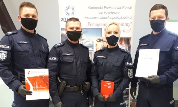 policjantka i trzej policjanci z certyfikatem