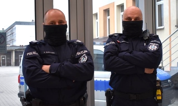 Sierżant sztabowy Marcin Śleszyński i sierżant Rafał Truszkowski. W tle policyjny radiowóz