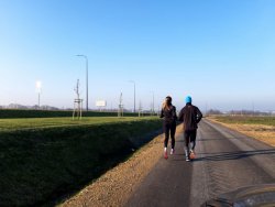 Kobieta i mężczyzna biegną w dal