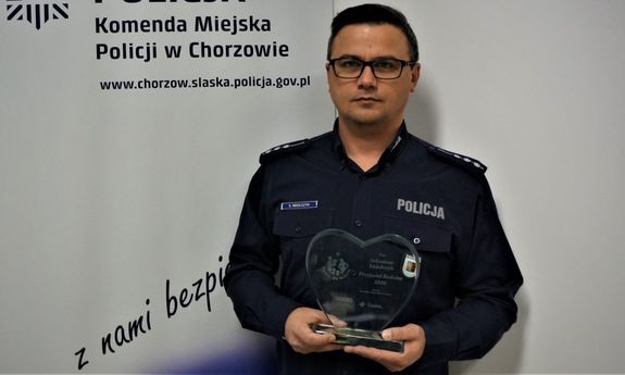 St. asp. Sebastian Imiołczyk trzyma w rękach nagrode