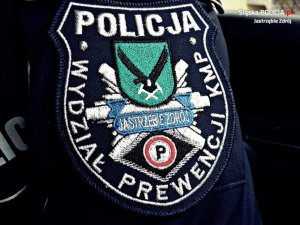 Zdjęcie kolorowe, przedstawiające naszywkę na mundurze policjanta z napisem Wydział Prewencji, KMP Jastrzębie-Zdrój