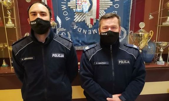 Na zdjęciu dwóch policjantów, którzy uratowali niedoszłego samobójcę.