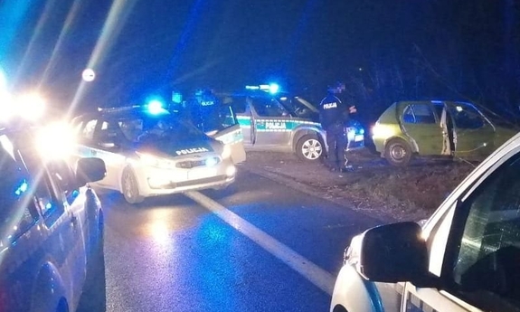 Na zdjęciu 4 radiowozy policyjne i pojazd zatrzymanego na drodze mężczyzny