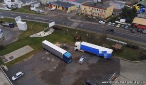 Na zdjęciu odzyskane 2 ciężarówki stojące na parkingu