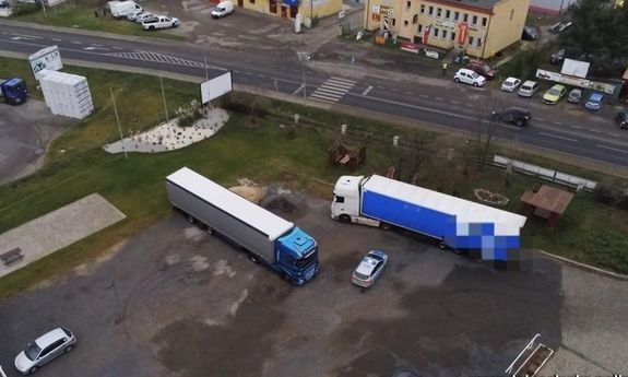 Na zdjęciu odzyskane 2 ciężarówki stojące na parkingu