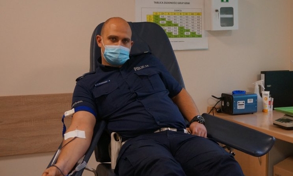 policjant podczas oddawania krwi