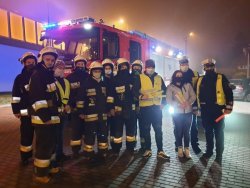 policjanci, strażacy i urzędnicy pozują do wspólnego zdjęcia w ramach akcji profilaktycznej &quot;Świeć przykładem - Noś odblaski&quot;
