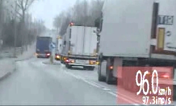 Widok na drogę, po której jadą samochody ciężarowe