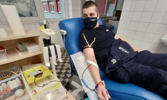 Policjant biorący udział w oddawaniu krwi