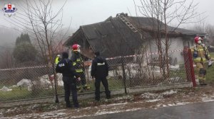 służby ratownicze w akcji, w tle widać zawalony budynek