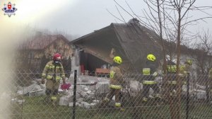 służby ratownicze w akcji, w tle widać zawalony budynek
