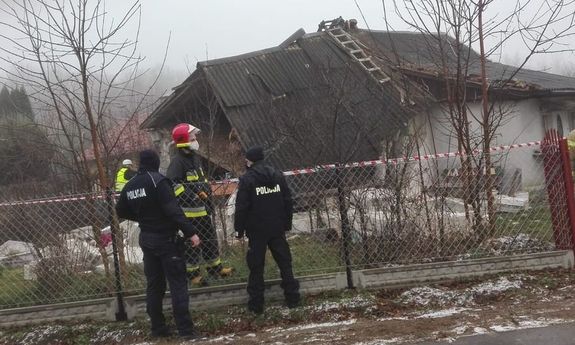 służby ratownicze w akcji, w tle widać zawalony budynek
