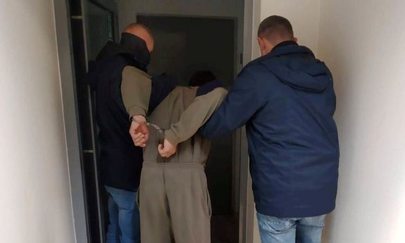 Policjanci prowadzą sprawcę rozboju