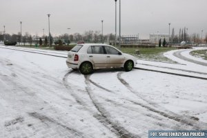 zaparkowana biała skoda