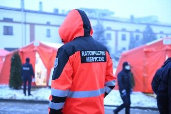 ratownik medyczny stojący tyłem