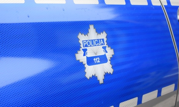 gwiazda policyjna z napisem Policja na drzwiach radiowozu