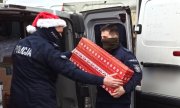 dwaj policjanci pakują prezenty do samochodu