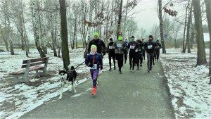 Grupa Biegaczy, na przodzie dziecko z psem