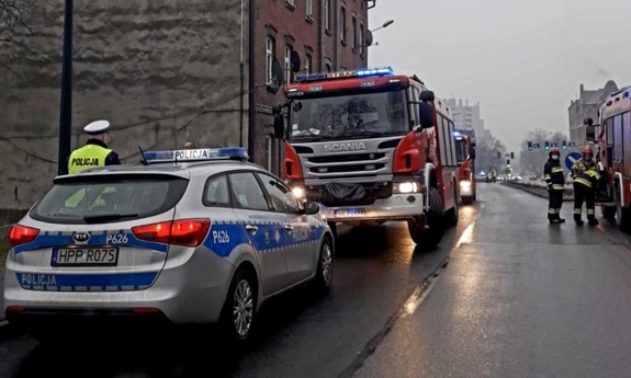 pojazdy służb ratowniczych przed budynkiem