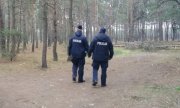 policjanci podczas patrolu w lesie
