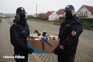 policjant i policjantka trzymają paczkę