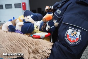 policjant niesie paczkę