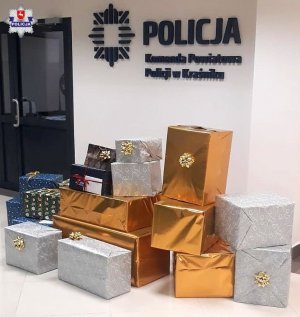 paczki złożone pod ścianą w budynku komendy Policji w Kraśniku