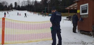 Na zdjęciu policjant stojący na stoku w Szklarskiej Porębie