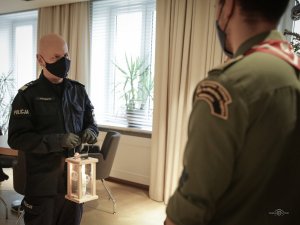 Komendant Główny Policji Z odebranym od harcerzy Betlejemskim Światłem Pokoju