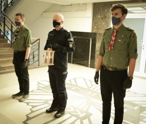 Komendant Główny Policji i harcerze przed tablicą pamięci
