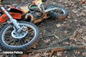 motocykl leżący na ziemi