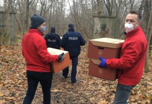 Poznańscy policjanci, wspólnie z przedstawicielami Caritas Archidiecezji Poznańskiej kontrolują miejsca, w których przebywają bezdomni