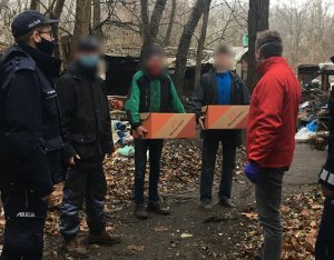 Poznańscy policjanci, wspólnie z przedstawicielami Caritas Archidiecezji Poznańskiej kontrolują miejsca, w których przebywają bezdomni