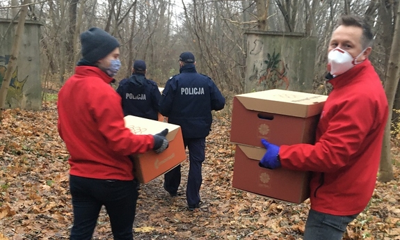 Poznańscy policjanci, wspólnie z przedstawicielami Caritas Archidiecezji Poznańskiej kontrolują miejsca, w których przebywają bezdomni